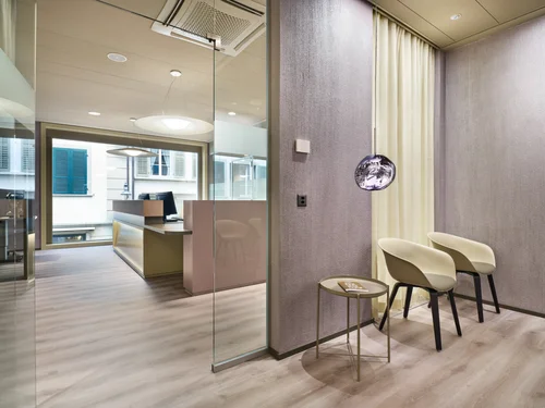 wartebereich mit professioneller praxisbeleuchtung